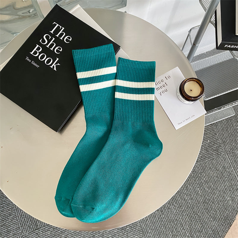 Chaussettes mi-mollet pour femmes avec deux bandes.
