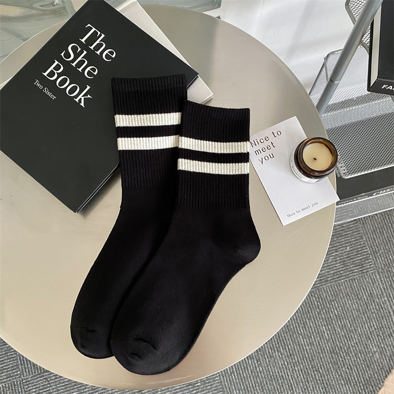 Chaussettes mi-mollet pour femmes avec deux bandes.
