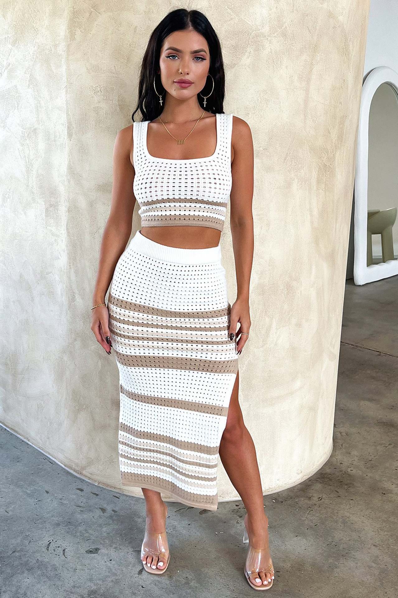 Nouveau tailleur d'été tricoté : débardeur sans manches sexy et jupe fendue à rayures.