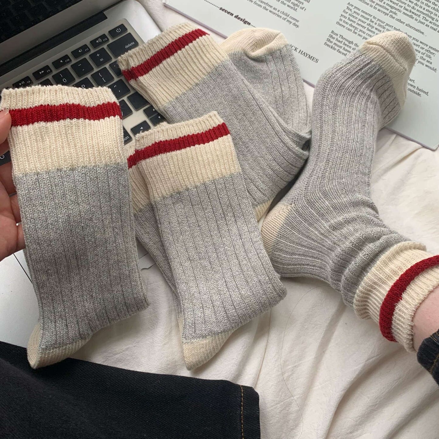 Chaussettes grises en tricot à aiguilles épaisses à rayures vintage