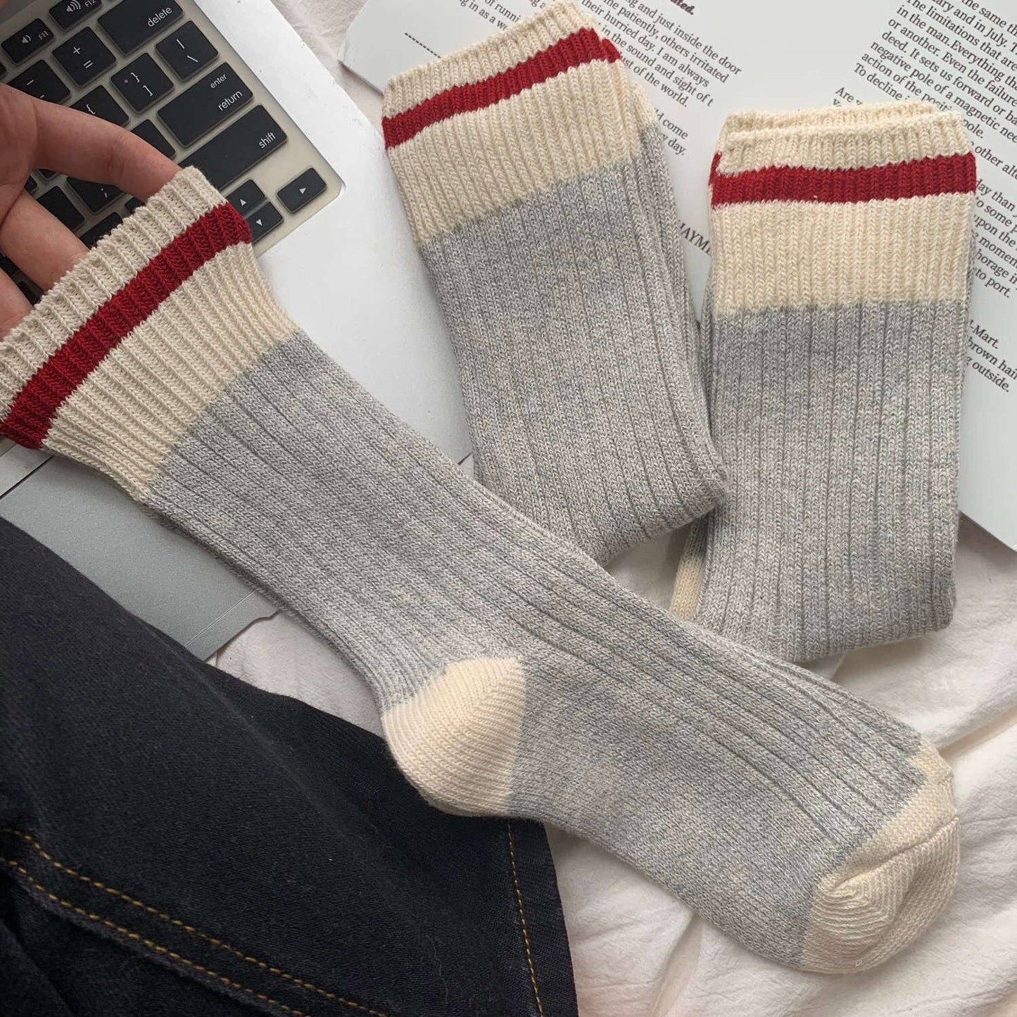 Chaussettes grises en tricot à aiguilles épaisses à rayures vintage