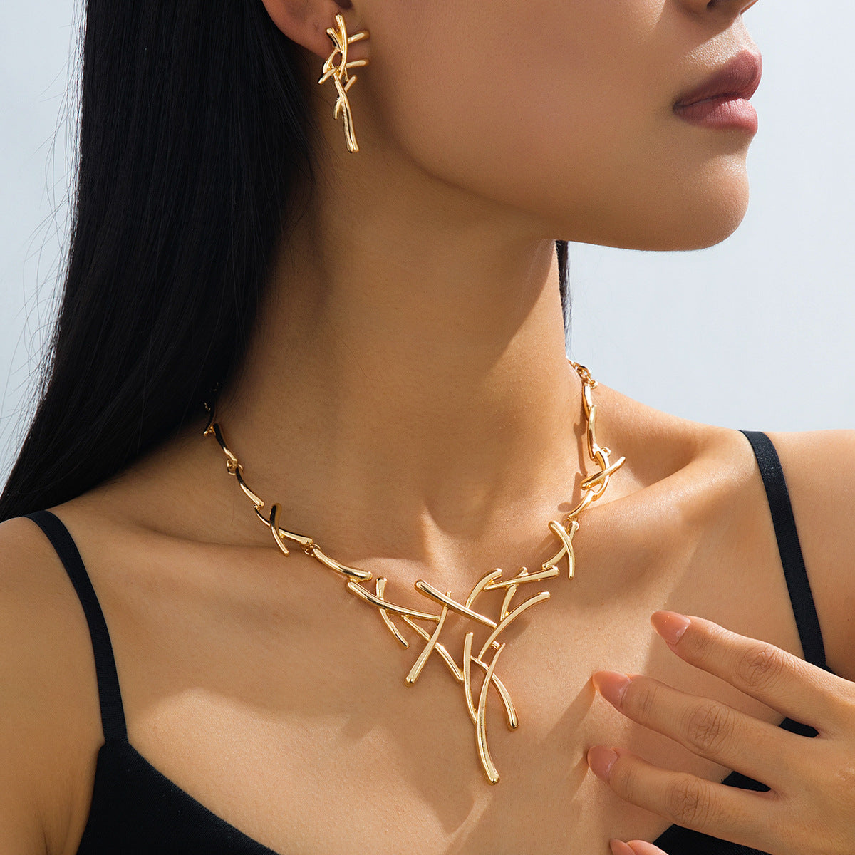 Ensemble collier et boucles d’oreilles à lignes croisées