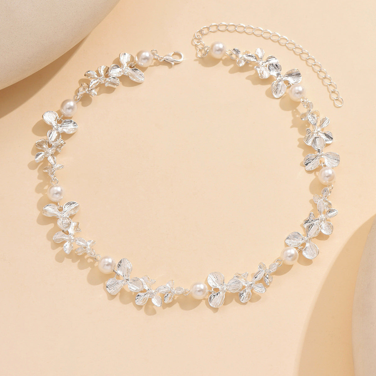 Collier aiguille courbée fleur et perle argent brillant