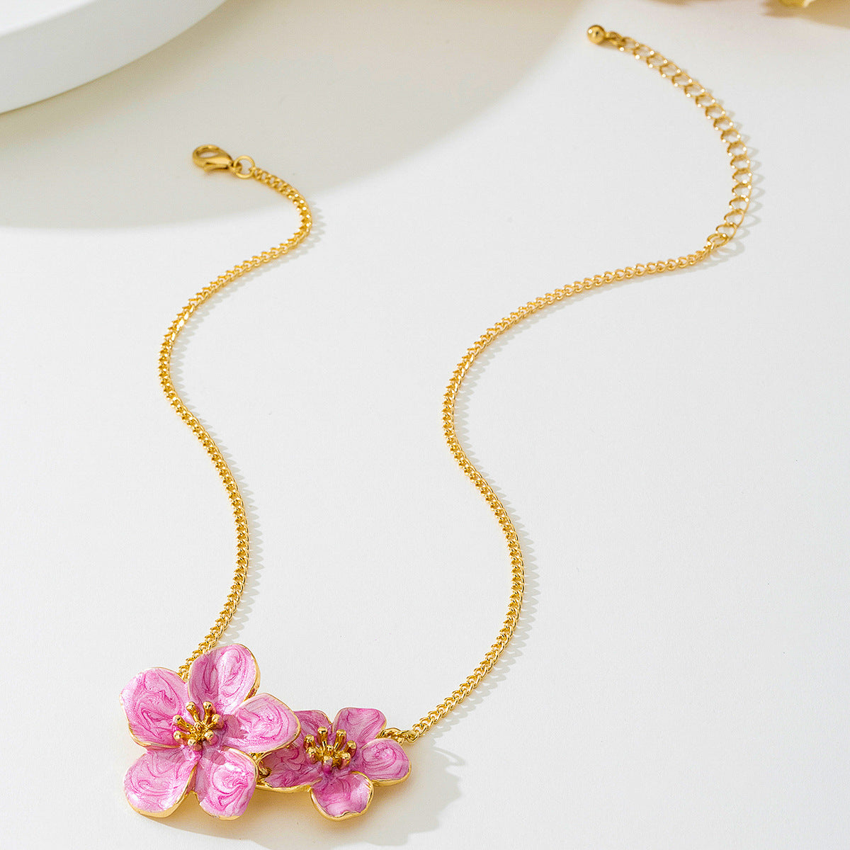 Collier pendentif fleur colorée émaillée élégant