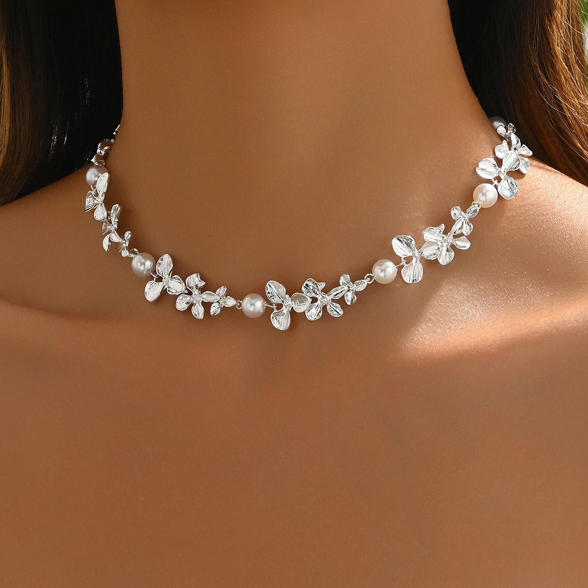 Collier aiguille courbée fleur et perle argent brillant