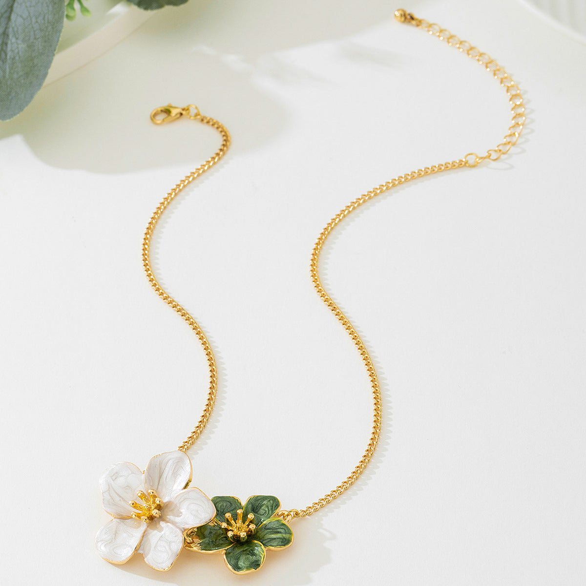 Collier pendentif fleur colorée émaillée élégant