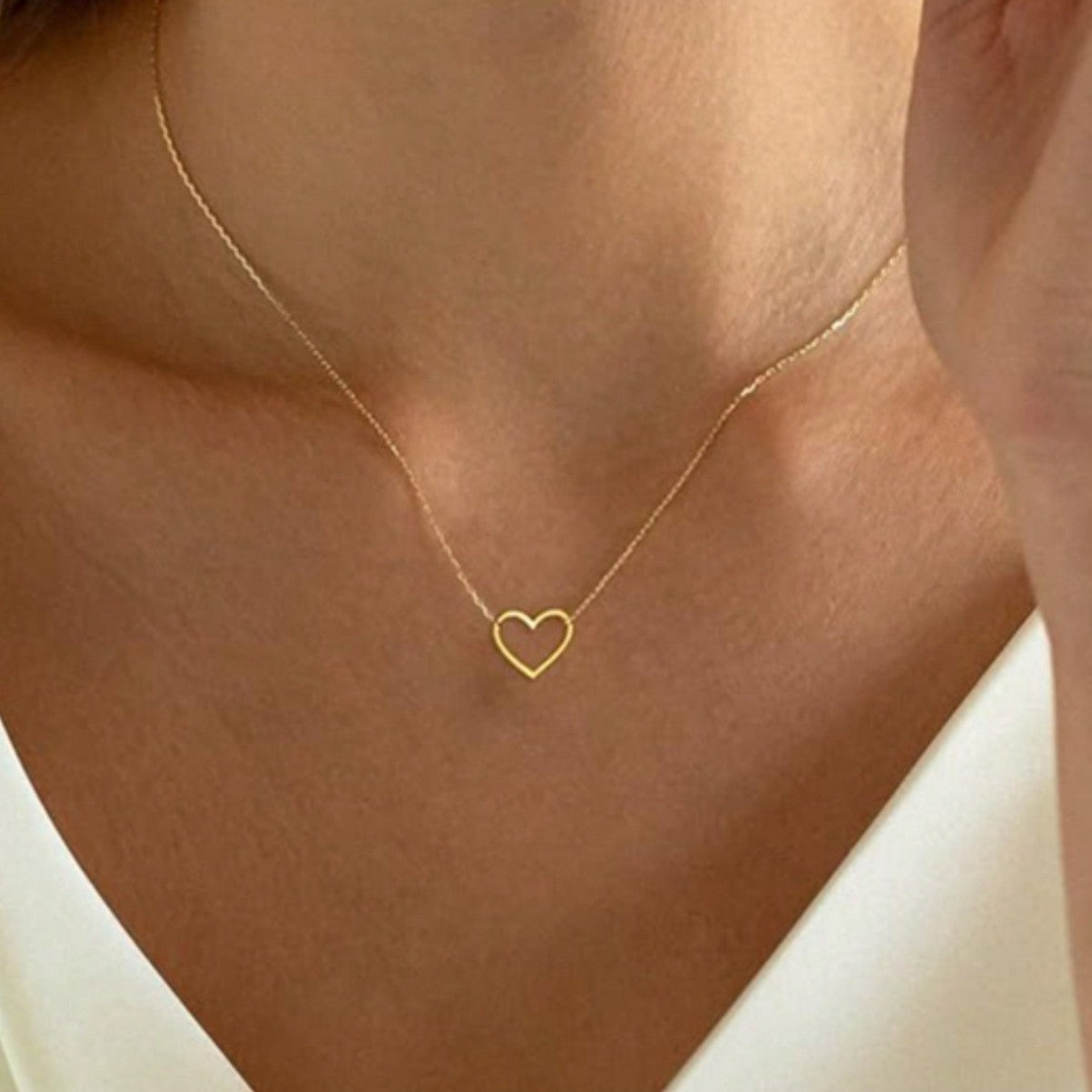 Collier pour femme à cœur évidé minimaliste et tendance, avec un design original