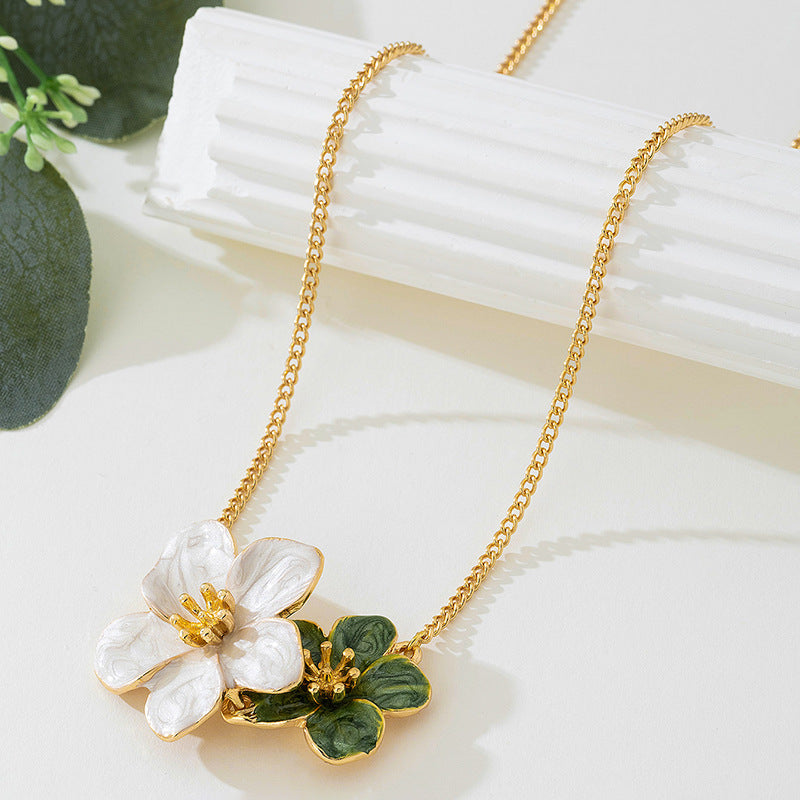 Collier pendentif fleur colorée émaillée élégant