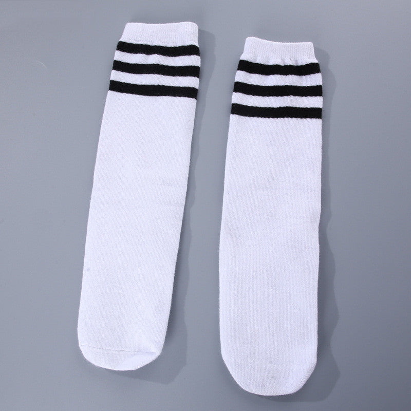 Chaussettes hautes en coton ajustées pour hommes et femmes.