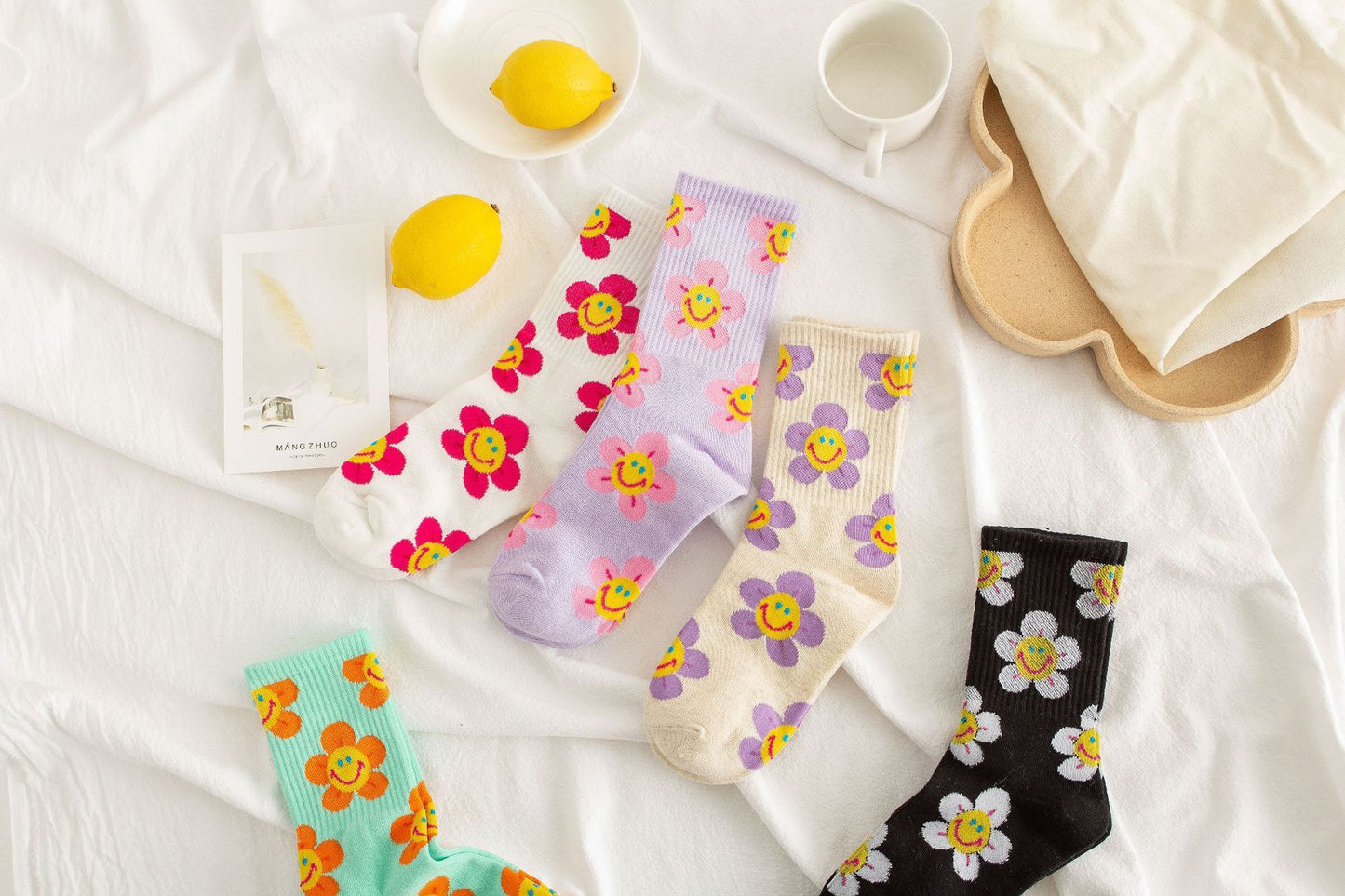 La traduction en français de "Socks Women's Smiling Flower FemalChaussettes Femmes Fleur Souriante Chaussettes Femmes Tournesol Chaussettes Jacquard