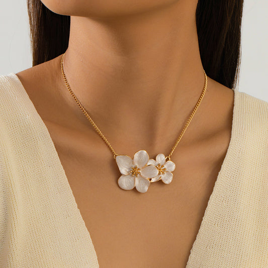 Collier pendentif fleur colorée émaillée élégant