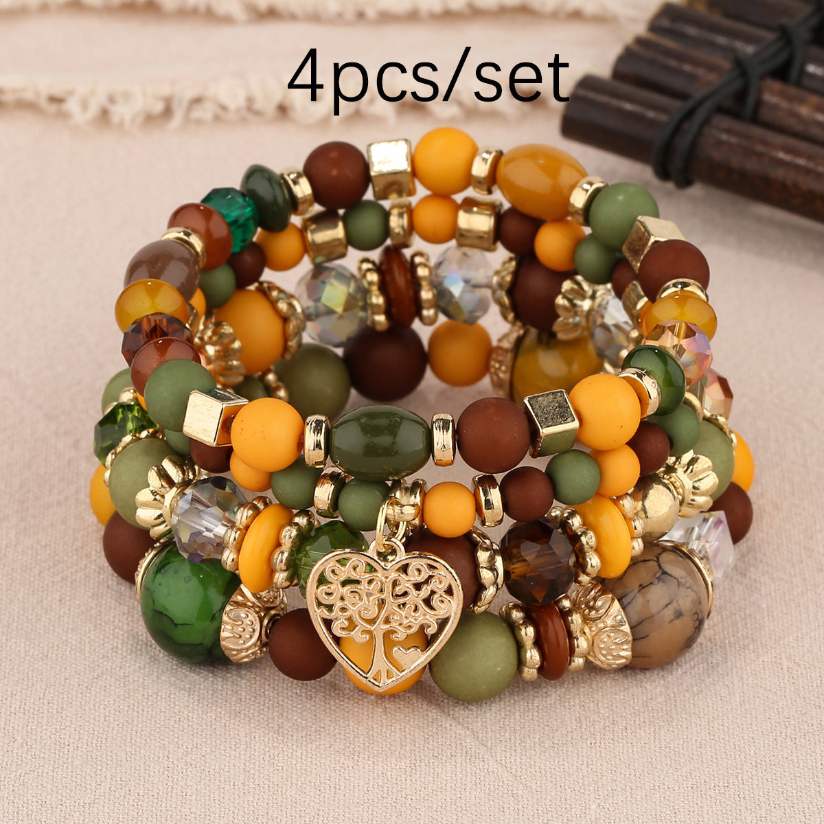 Bracelet avec pendentif en forme de cœur ajouré à plusieurs couches et pampilles.